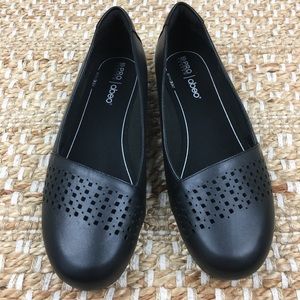 Abeo 24/7 Black Leather Fleur Ballet Flat